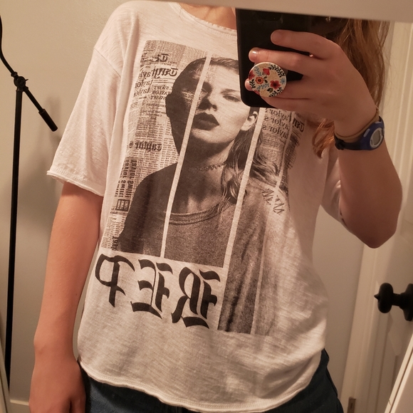Taylor Swift Oversized Reputation Album Cover Tee - Picture 2 of 4